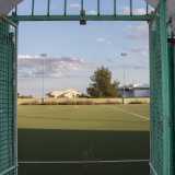 Ci avviamo verso la porticina in ferro verde posizionata all'altezza del centrocampo: la attraversiamo e ci ritroviamo cos� di fronte alla piccola tribuna in cemento, al di sotto della quale notiamo quattro entrate